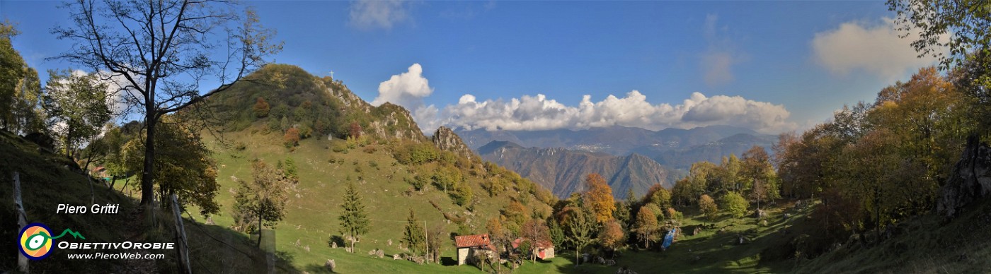58 Dal sent. 506 scendendo al Rif. Monte Zucco bella vista sullo Zucco.jpg